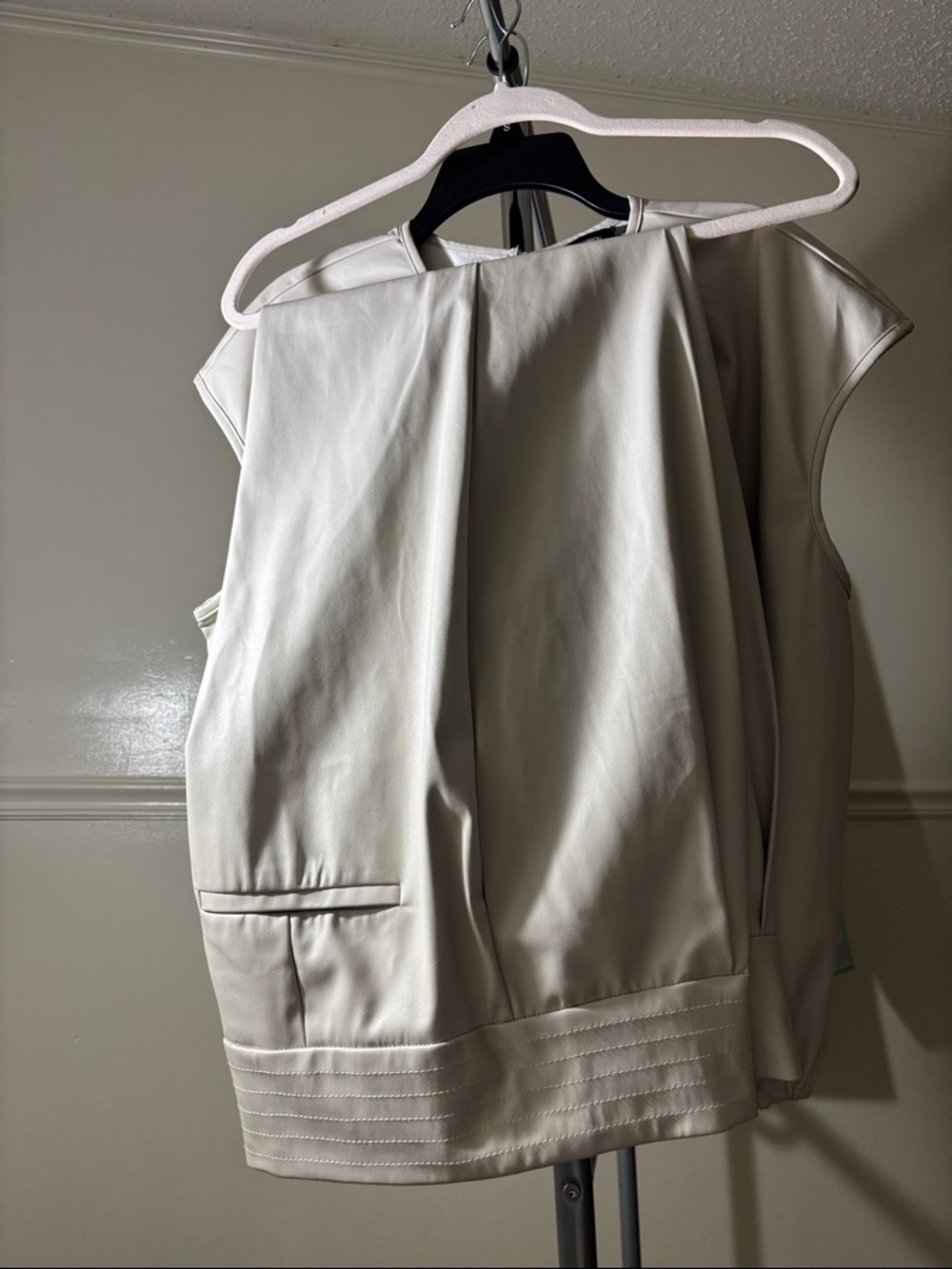 Short-Sleeve Blouson Top and pleated joggers 100% polyester shell coating.